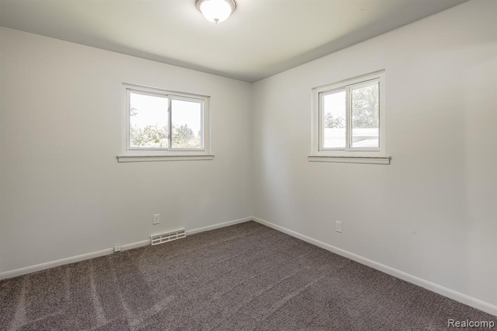 5357 Farm Road, Waterford, MI 48327 — Photo 20