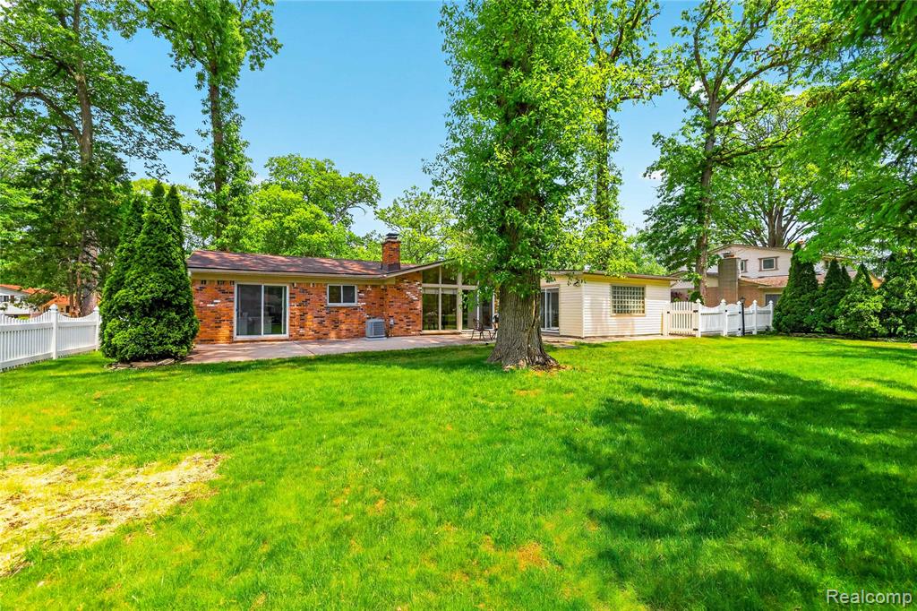 8733 Woodside Drive, Grosse Ile, MI 48138 — Photo 37