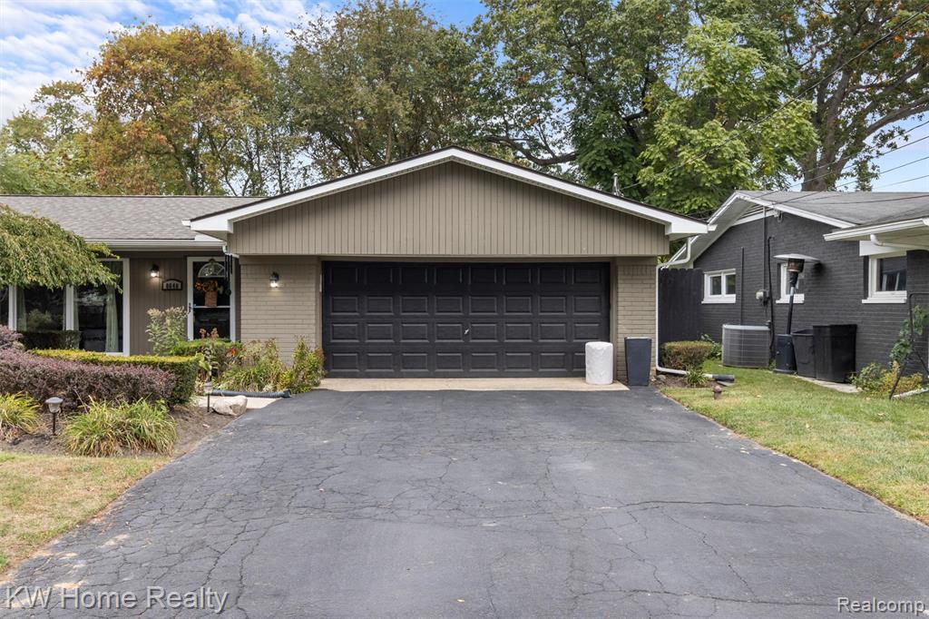 8648 Golfside Drive, Commerce Twp, MI 48382 — Photo 36