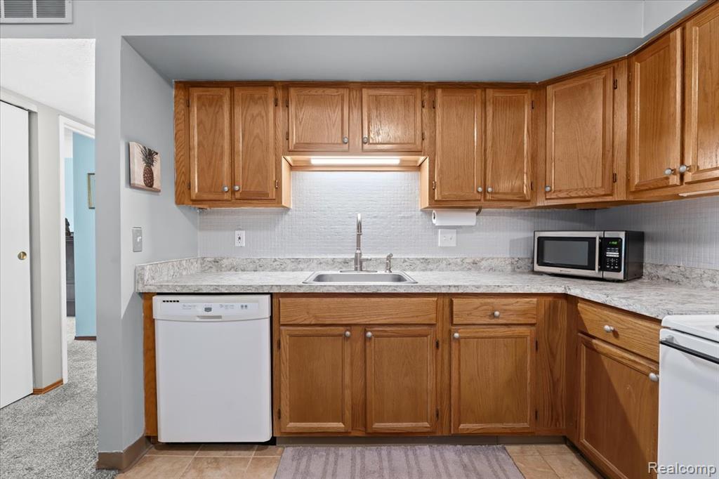 61260 Greenwood Drive, 80, South Lyon, MI 48178 — Photo 12