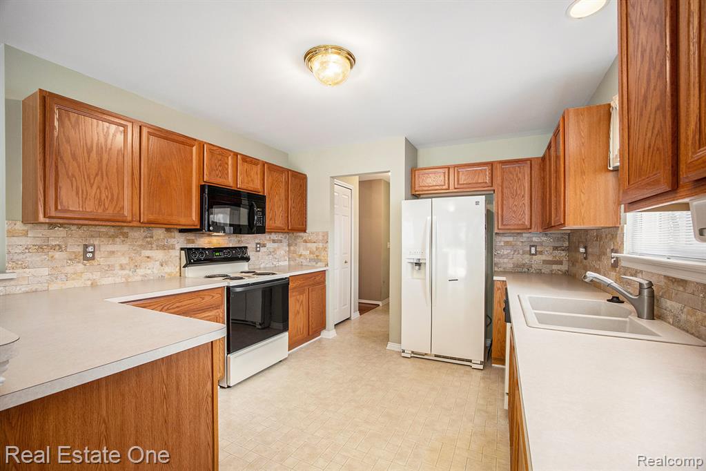 4439 Honeysuckle Drive, Sterling Heights, MI 48314 — Photo 11