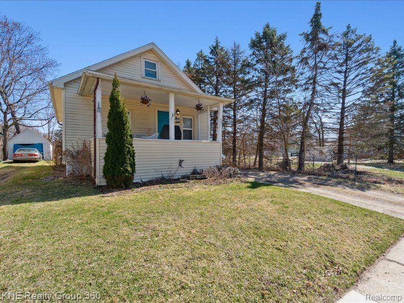 914 COMFORT Street, Lansing, MI 48915 — Photo 2