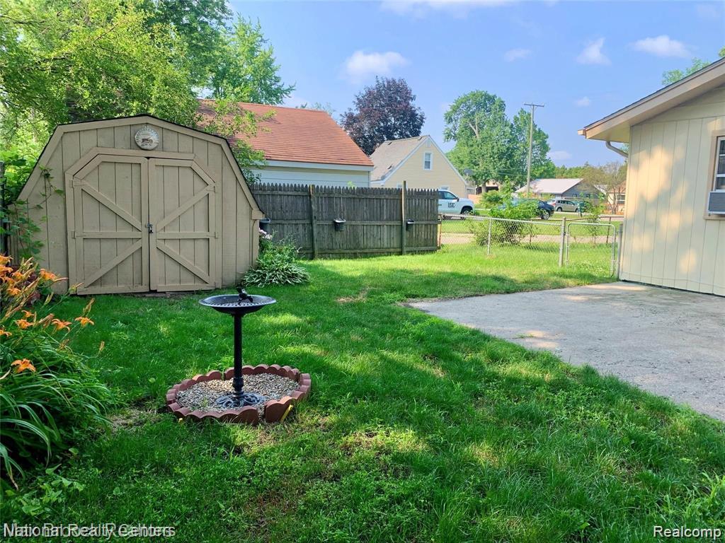 1955 Maddy Lane, Keego Harbor, MI 48320 — Photo 16
