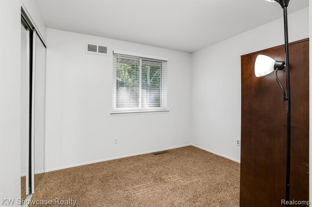 6322 CLARENDON Drive, Canton, MI 48187 — Photo 34