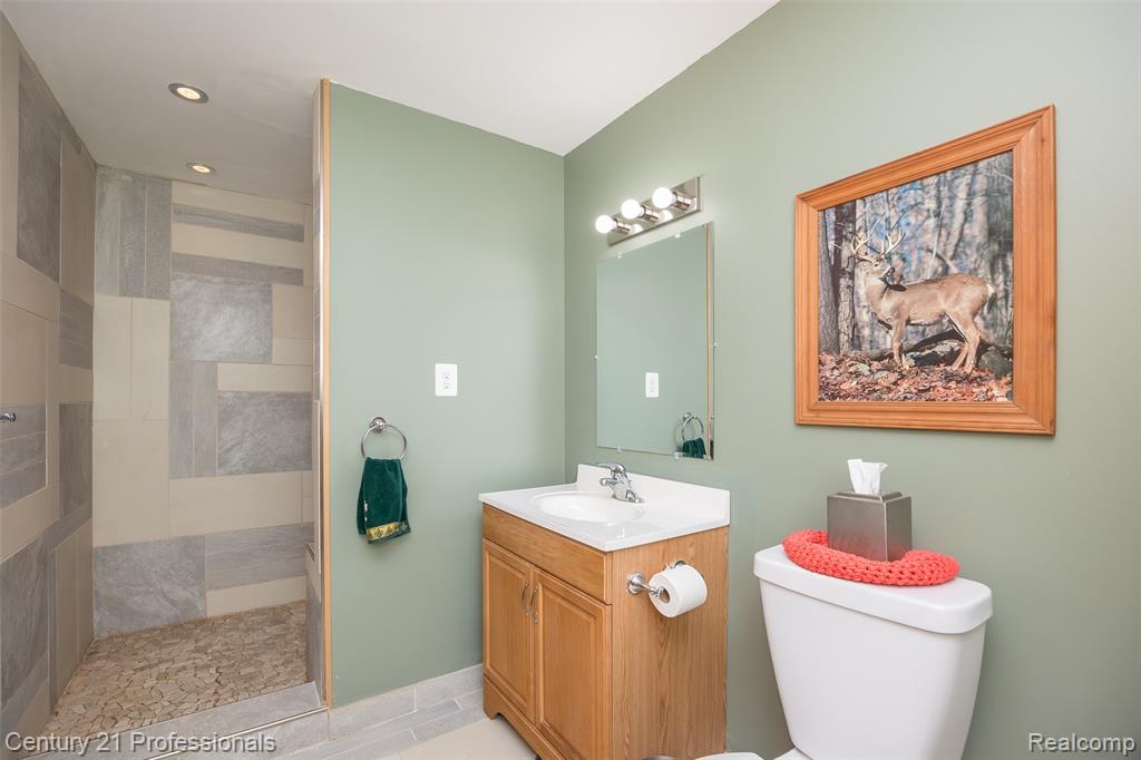 6591 Windiate Road, Waterford, MI 48329 — Photo 32