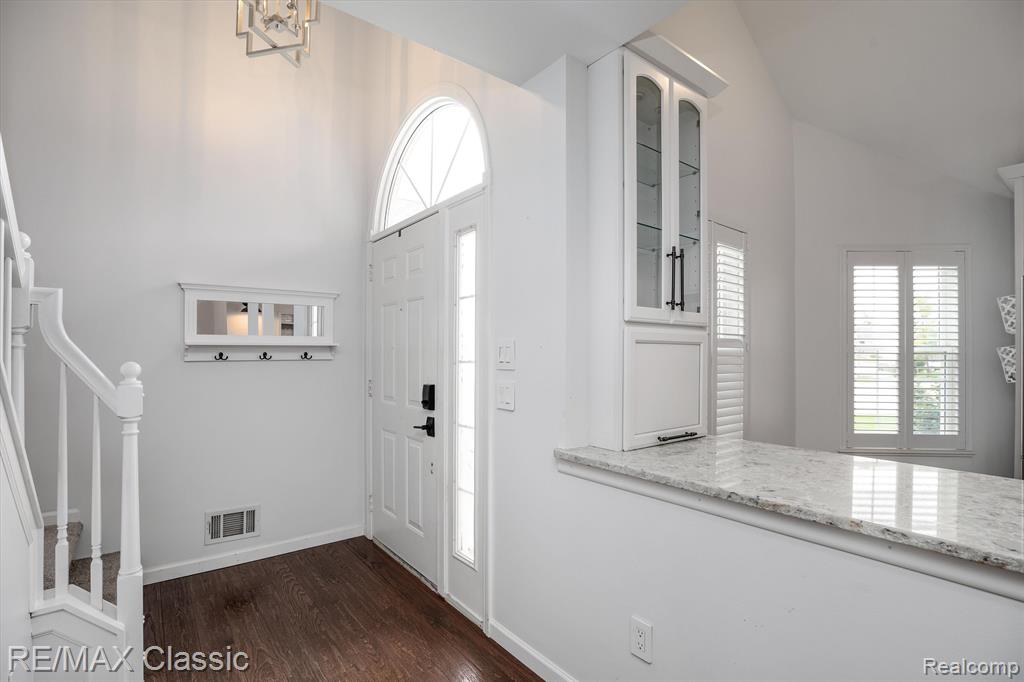 916 VILLAGE Way, South Lyon, MI 48178 — Photo 5