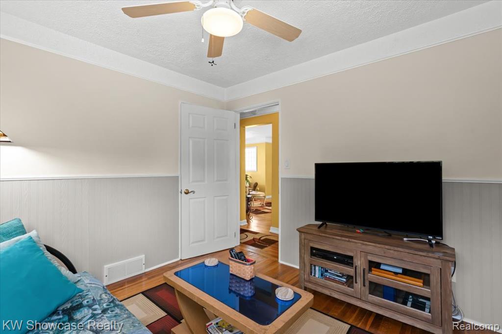 5865 Crescent Road, Waterford, MI 48327 — Photo 17