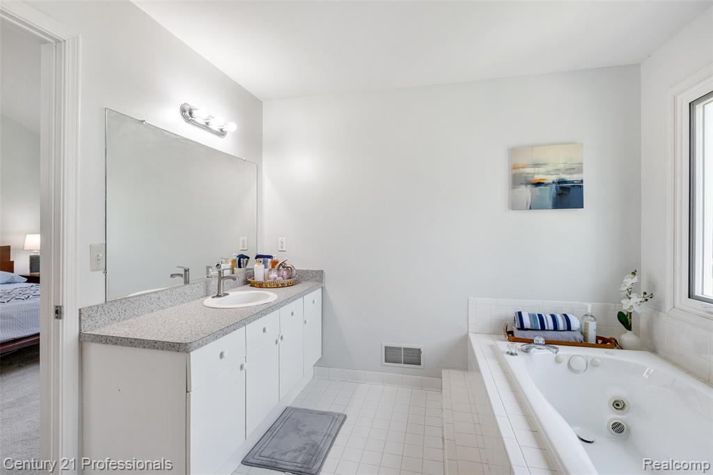 4136 Oakland Ridge Drive, Lake Orion, MI — Photo 19