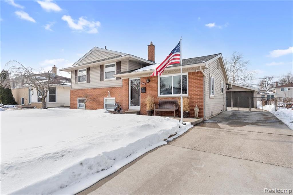 31664 Sweetbriar Drive, Rockwood, MI — Photo 2