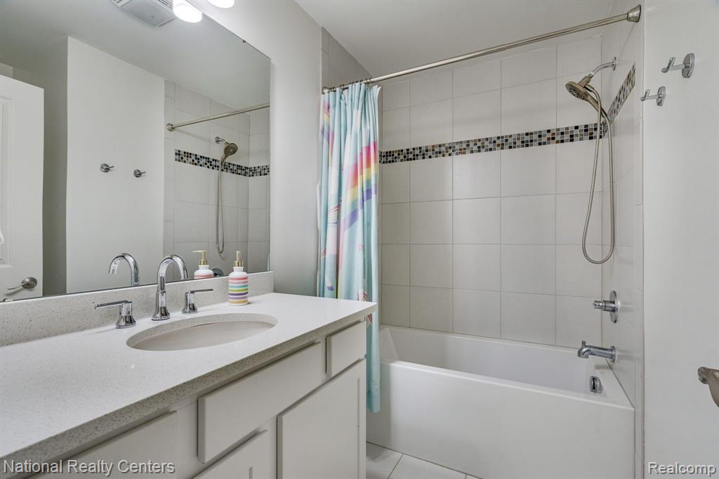 9869 Dartmouth Road, Clarkston, MI 48348 — Photo 43