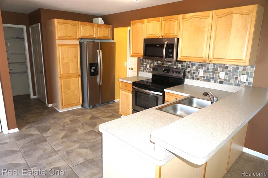 6993 WELLINGTON Drive, Dexter, MI 48130 — Photo 9