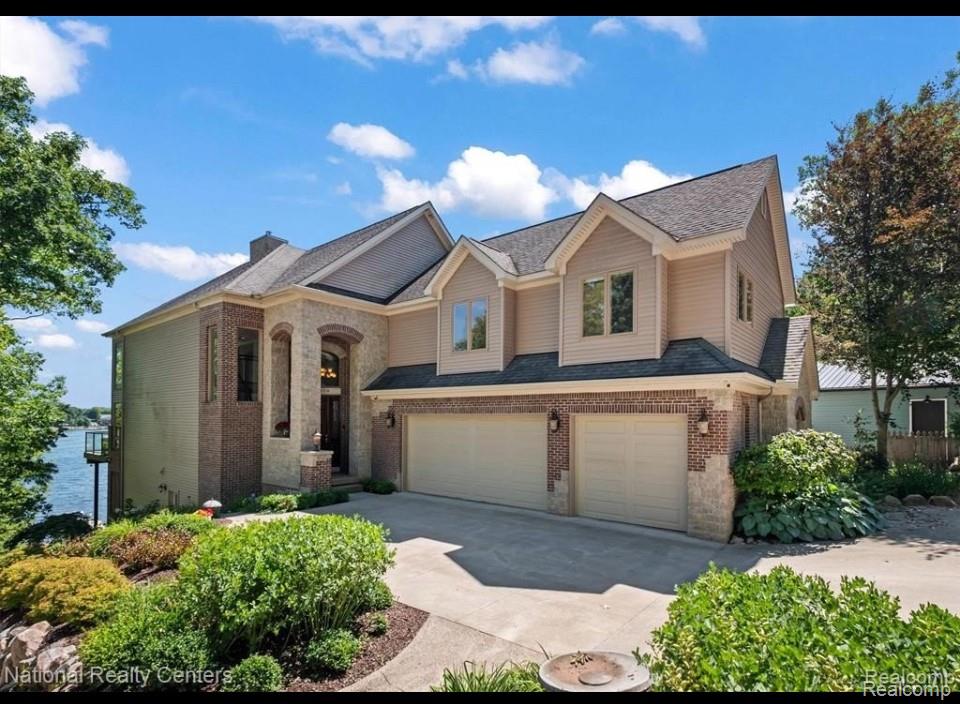 5719 Lakeview Boulevard, Goodrich Vlg, MI — front exterior