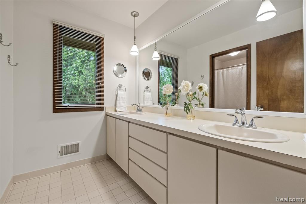5863 Seville Circle, Orchard Lake Village, MI 48324 — Photo 42