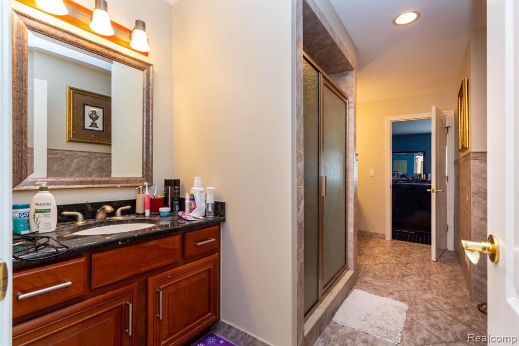 49759 Lakebridge Drive, Shelby Twp, MI 48315 — Photo 37