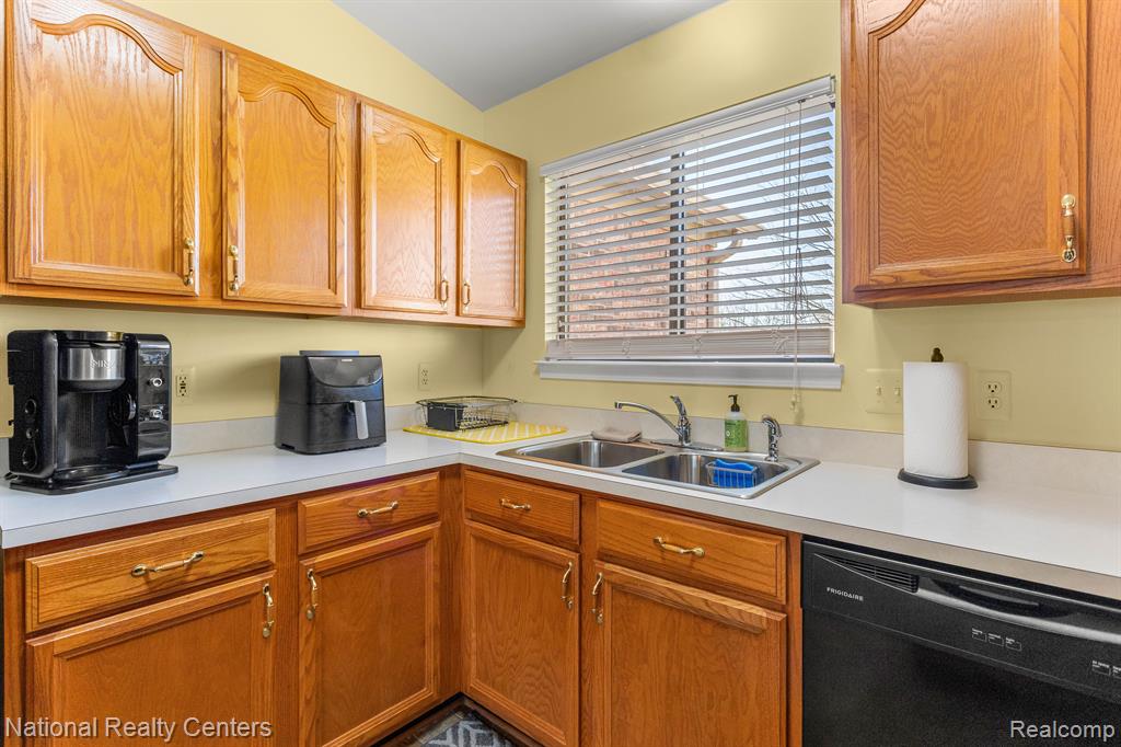 42732 LILLEY POINTE Drive, Canton, MI 48187 — Photo 8