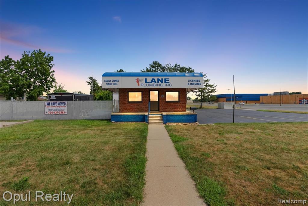 6738 Middlebelt Road, Garden City, MI