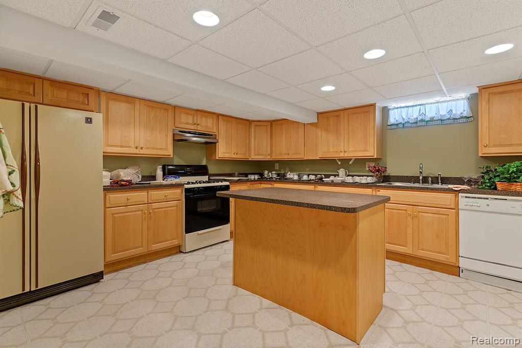 40608 MELODY Court, Clinton Twp, MI 48038 — Photo 27