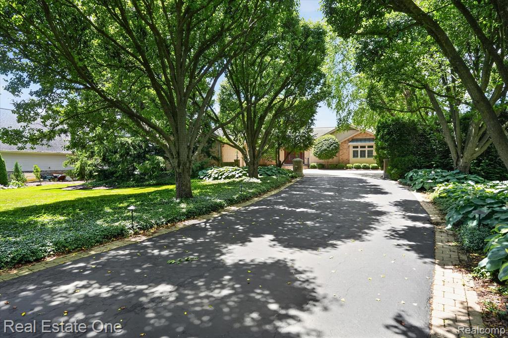 5161 Ledgewood Drive, Commerce Twp, MI 48382 — Photo 9