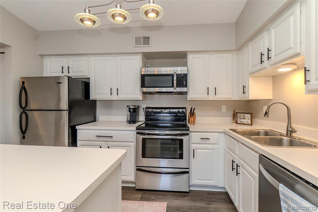 352 Pinewood Drive, Plymouth, MI 48170 — Photo 6
