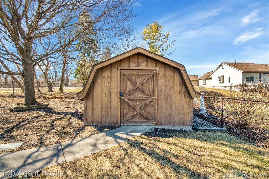 42185 KINGSLEY Drive, Clinton Twp, MI 48038 — Photo 31