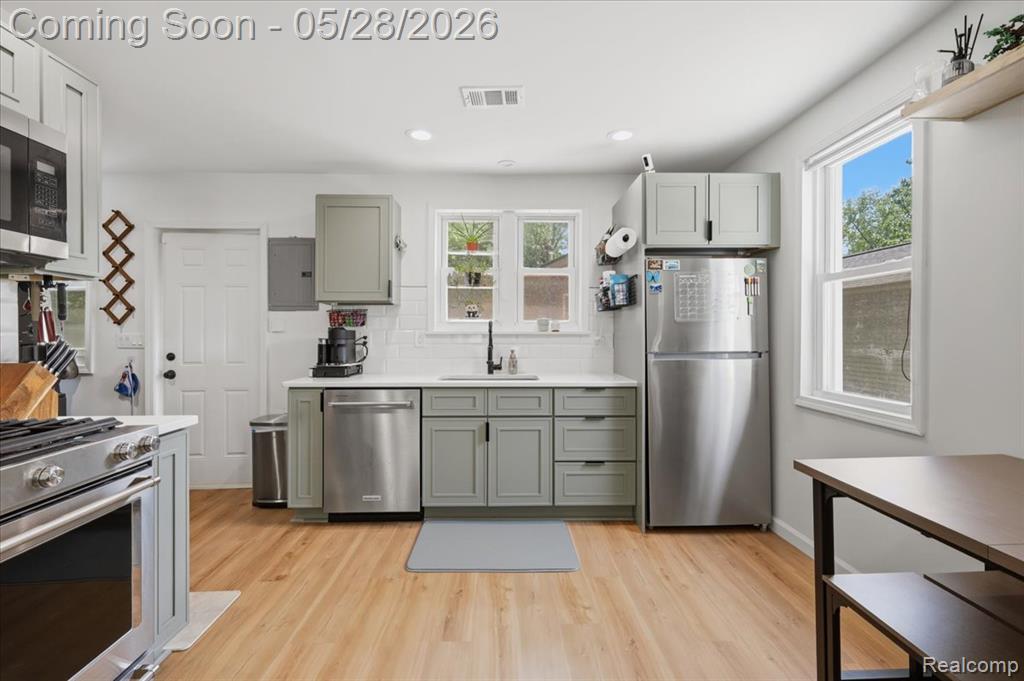 4805 Fenmore Avenue, Waterford, MI 48328 — Photo 10