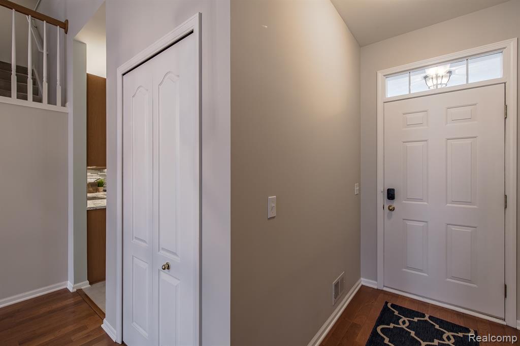 5710 Pinecroft Court, Clarkston, MI — Photo 5