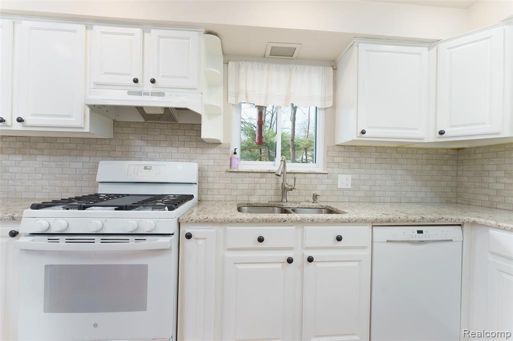 1243 Blue Heron Drive, Highland, MI — Photo 15