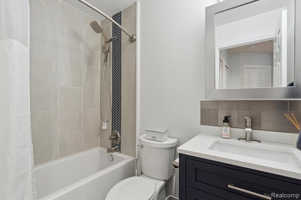 8072 LARK Lane, Grand Blanc, MI 48439 — Photo 23