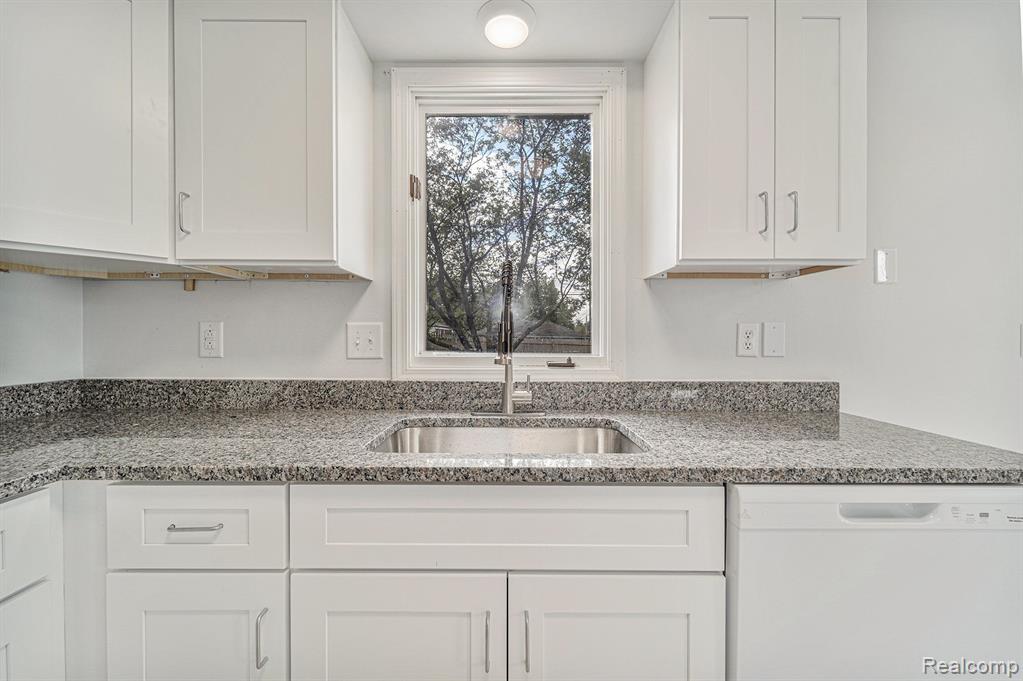 6075 N VERNON Street, Dearborn Heights, MI 48127 — Photo 18