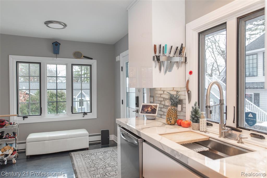 910 W Pine Tree Road W, Lake Orion, MI 48362 — Photo 7