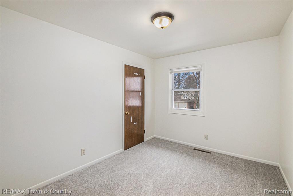 537 SPRING Lane, Flushing, MI 48433 — Photo 16
