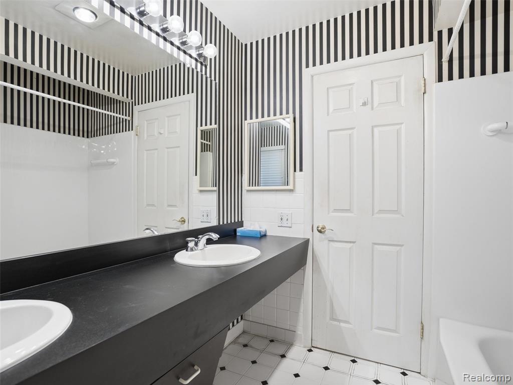 7697 Carrousel Boulevard, Westland, MI — Photo 21