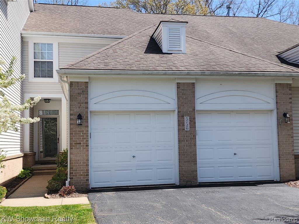 5726 Pinecroft Court, 44, Clawson, MI — Photo 2