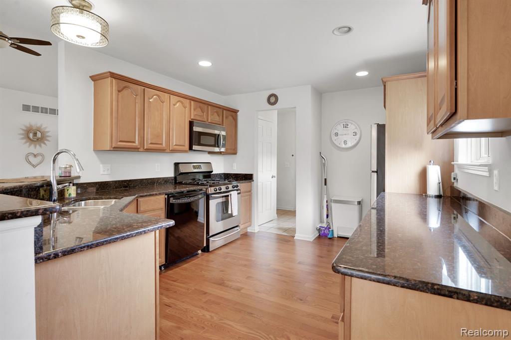 1128 Andover Circle, Commerce Twp, MI 48390 — Photo 8