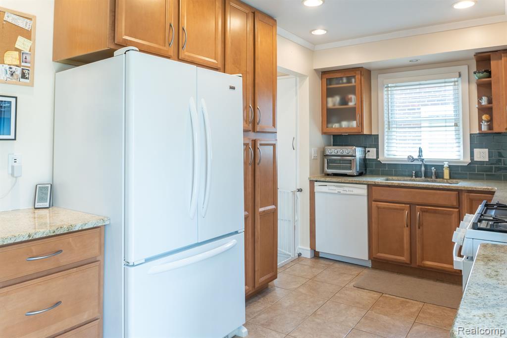 9611 ROSELAND Street, Livonia, MI 48150 — Photo 8
