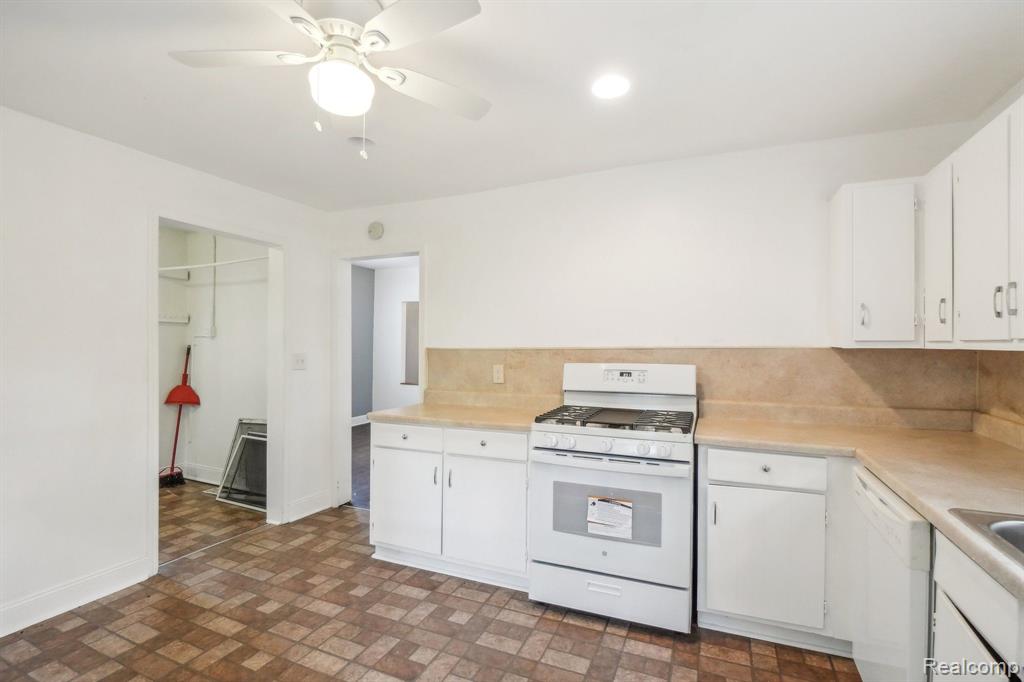 46 E HAYES Avenue, Hazel Park, MI 48030 — Photo 12
