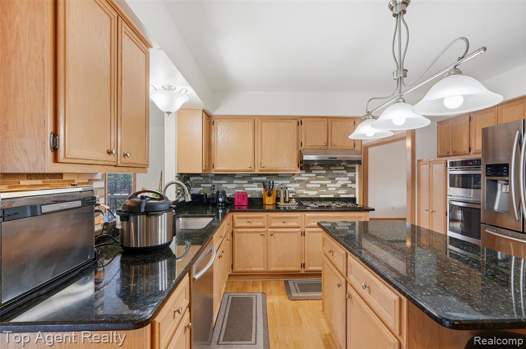 52825 Seven Oaks Drive, Utica, MI 48316 — Photo 5
