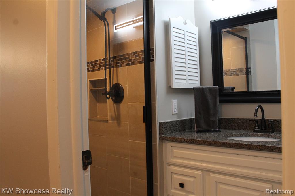 5226 Green Road, West Bloomfield, MI 48323 — Photo 29