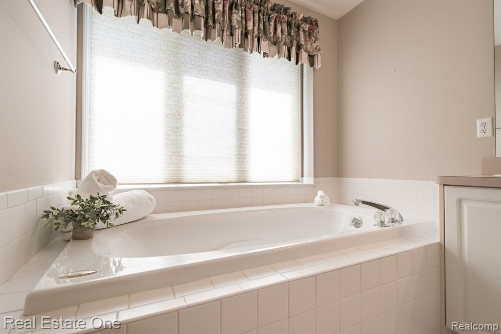 4458 HYCLIFFE Drive, Troy, MI 48098 — Photo 28