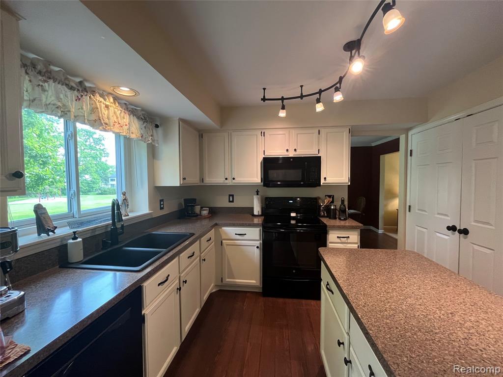 560 Thornridge Drive, Rochester Hills, MI 48307 — Photo 17