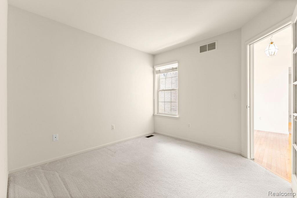43120 Creek Court, 81, Clinton Twp, MI 48038 — Photo 5