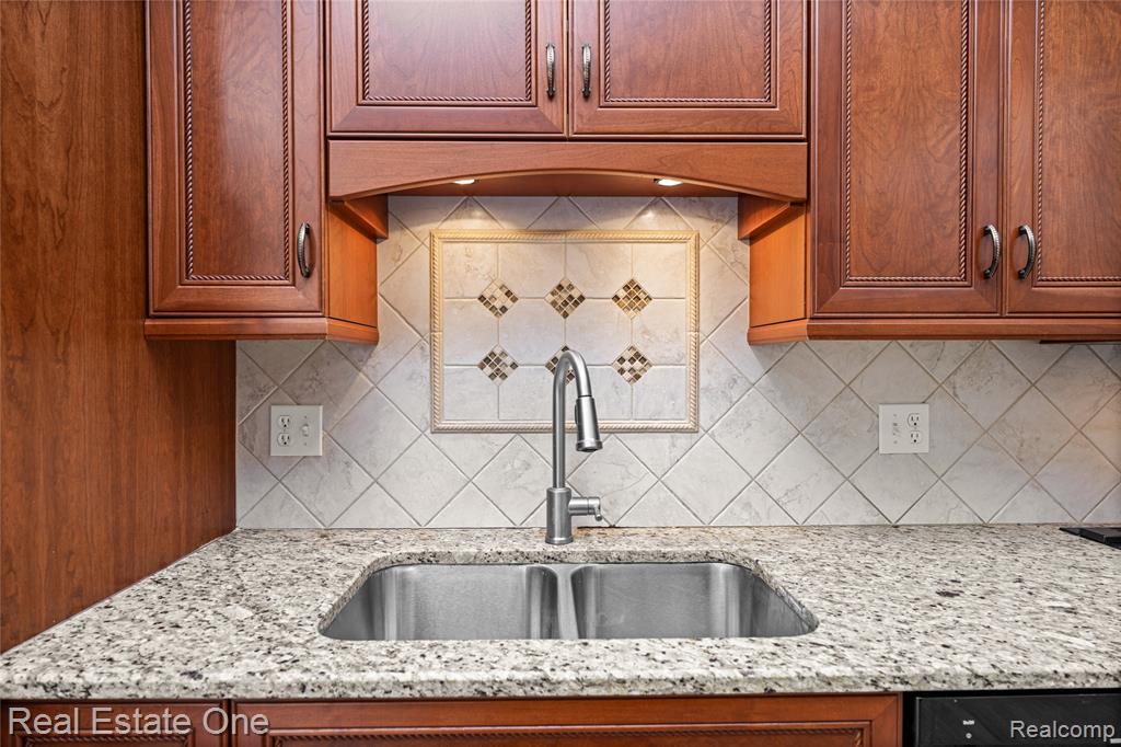 7332 Meadowridge Circle, West Bloomfield, MI — Photo 12