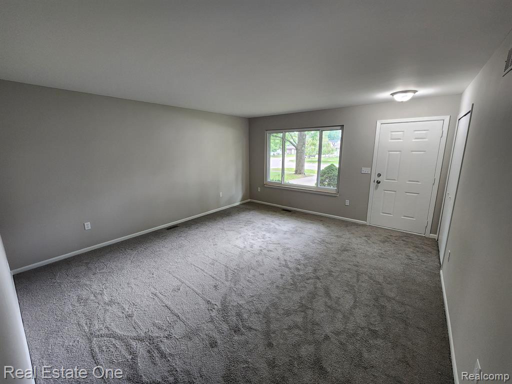 700 W GARDENIA Avenue, Madison Heights, MI 48071 — Photo 10