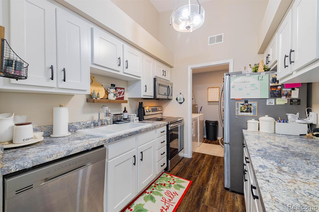 1305 HARBOUR Drive, 13, Trenton, MI 48183 — Photo 13