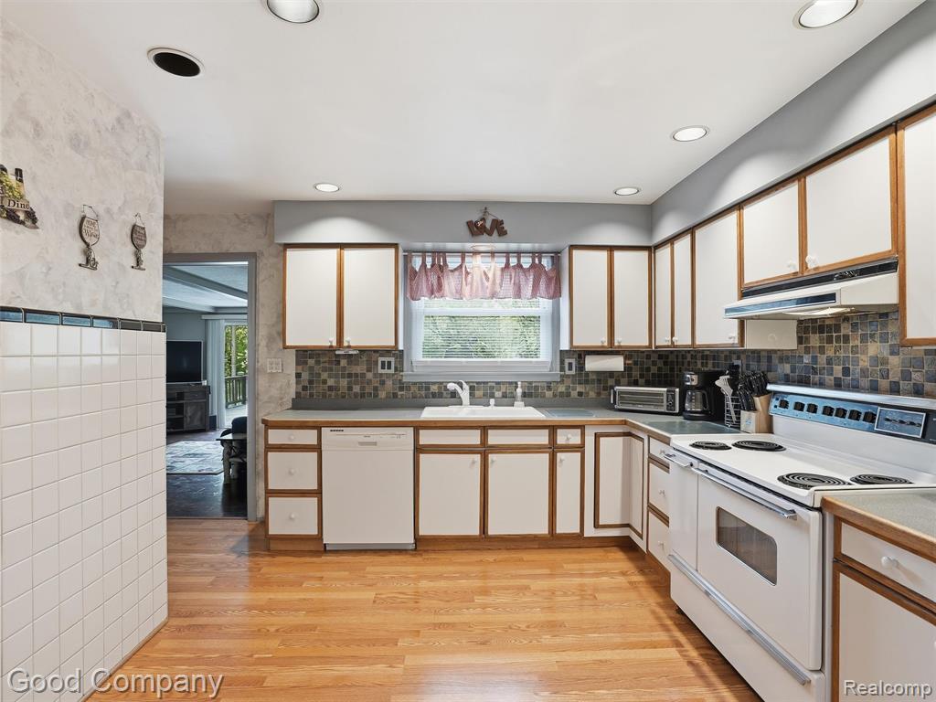 19706 Old Homestead Drive, Harper Woods, MI 48225 — Photo 13