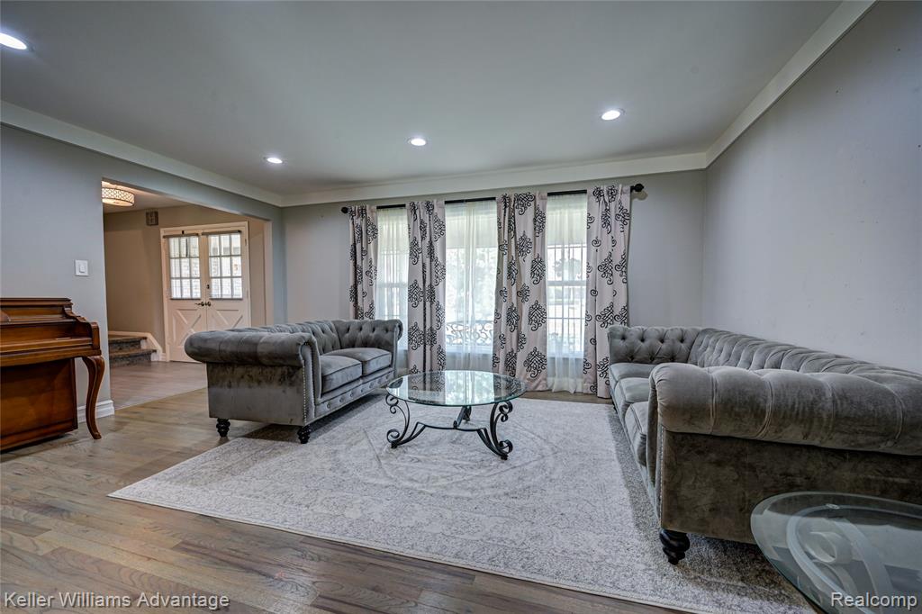 18467 Middlesex Avenue, Lathrup Village, MI 48076 — Photo 6