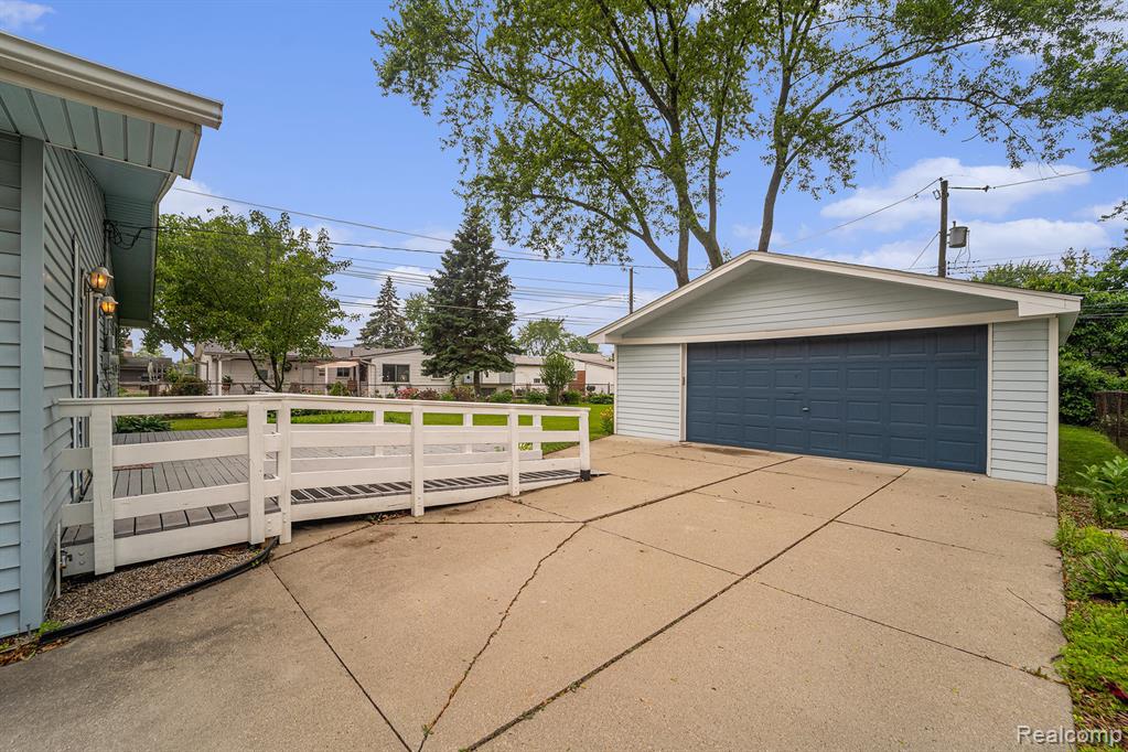 8231 Doncaster Drive, Sterling Heights, MI 48312 — Photo 32