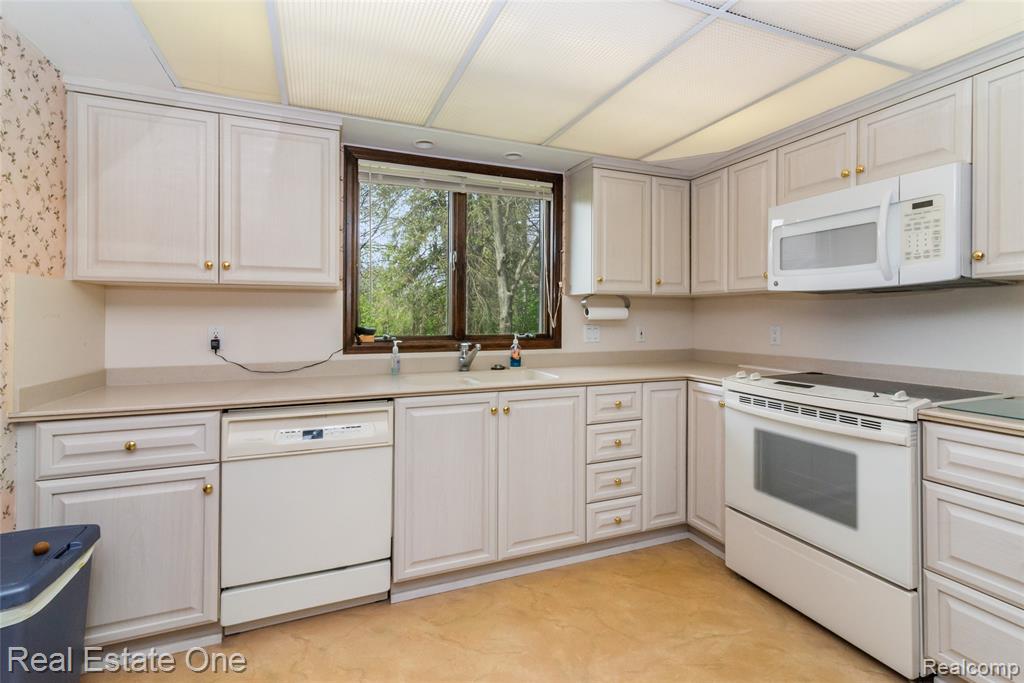 9050 Earhart Road, South Lyon, MI 48178 — Photo 9