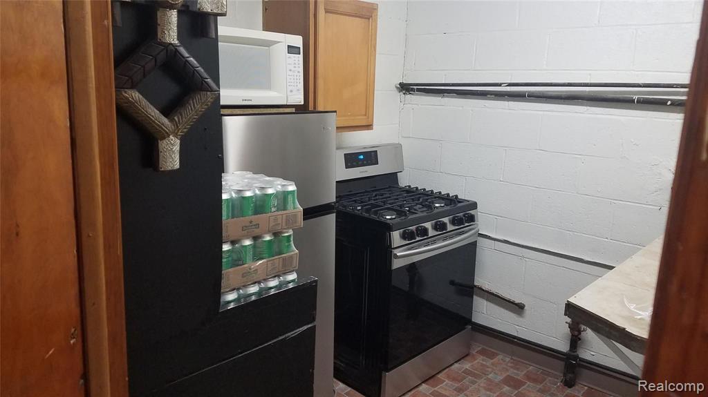 7111 E 7 MILE East Road, Detroit, MI, 48234