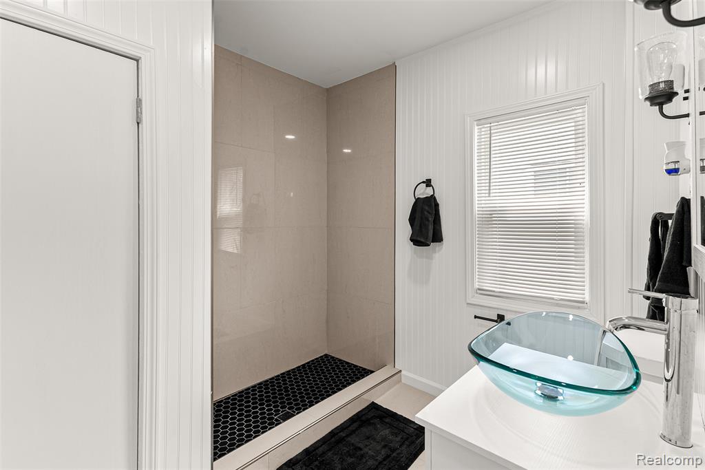 8329 Lenore Street, Dearborn Heights, MI 48127 — Photo 16
